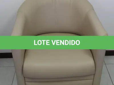 LOTE 057 - LOTE - 0057 - POLTRONA EM CORINO