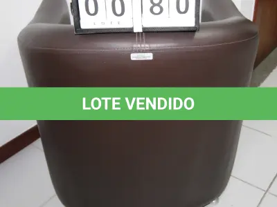 LOTE 080 - LOTE - 0080 - POLTRONA EM CORINO