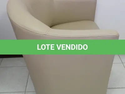 LOTE 057 - LOTE - 0057 - POLTRONA EM CORINO