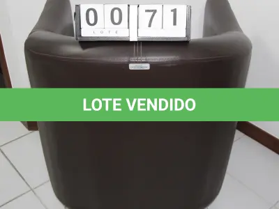 LOTE 071 - LOTE - 0071 - POLTRONA EM CORINO