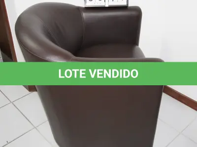 LOTE 071 - LOTE - 0071 - POLTRONA EM CORINO