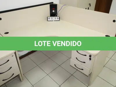 LOTE 239 - LOTE - 0239 - MESA EM L PEQUENA