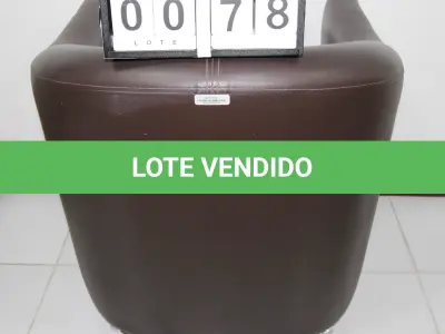 LOTE 078 - LOTE - 0078 - POLTRONA EM CORINO