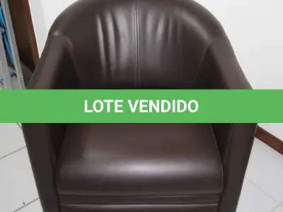 LOTE 071 - LOTE - 0071 - POLTRONA EM CORINO