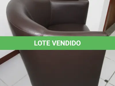LOTE 080 - LOTE - 0080 - POLTRONA EM CORINO