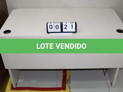 LOTE 021 - MESA SECRETÁRIA COM DUAS GAVETAS