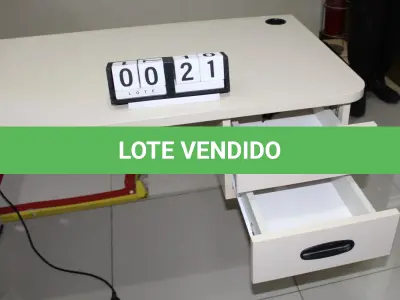 LOTE 021 - MESA SECRETÁRIA COM DUAS GAVETAS