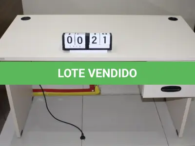 LOTE 021 - MESA SECRETÁRIA COM DUAS GAVETAS