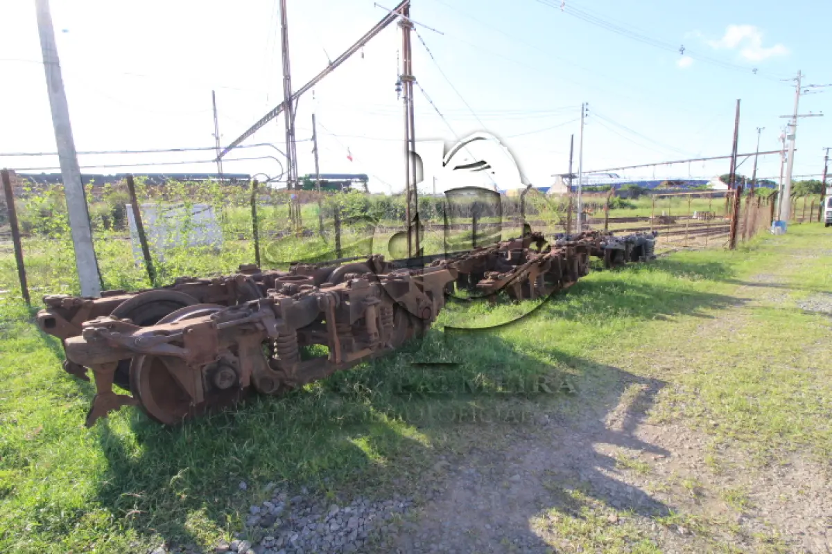 LOTE 013 - DIVERSOS MATERIAIS DE FERRO COMPOSTO DE: TRUQUES FERROVIÁRIOS