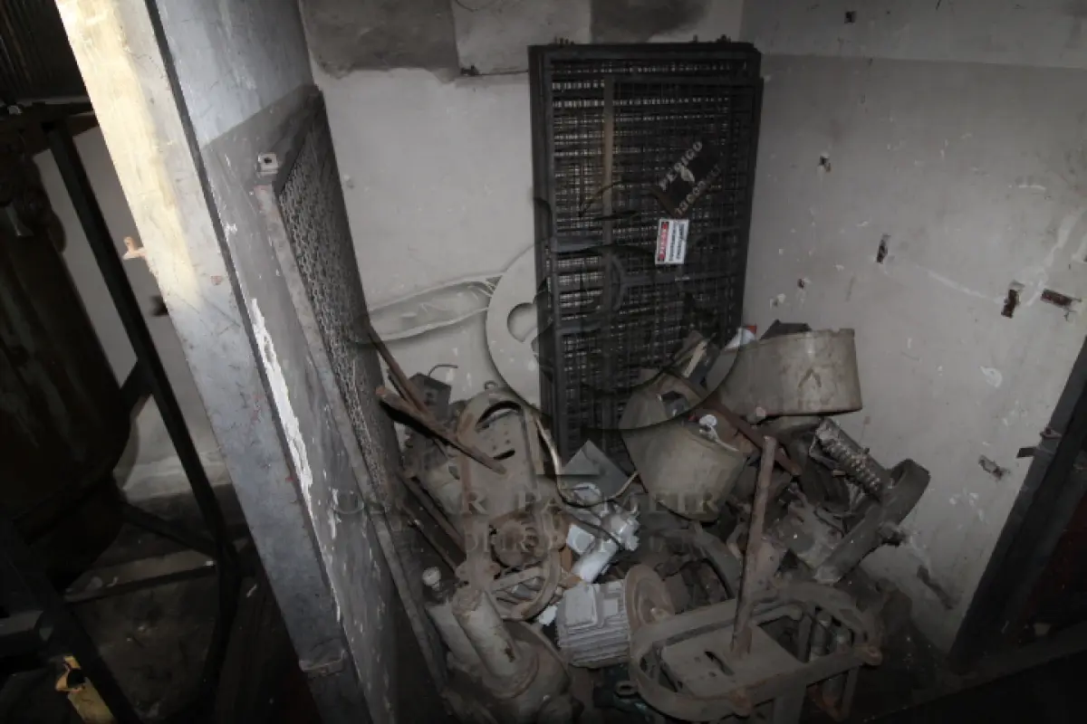 LOTE 004 - DIVERSOS MATERIAIS DE FERRO COMPOSTO DE:  TRANSFORMADORES, DISJUTORES, PAINEIS DE CONTROLE, ESTANTE RETIFICADORA, BOBINAS, FERROS DIVERSOS