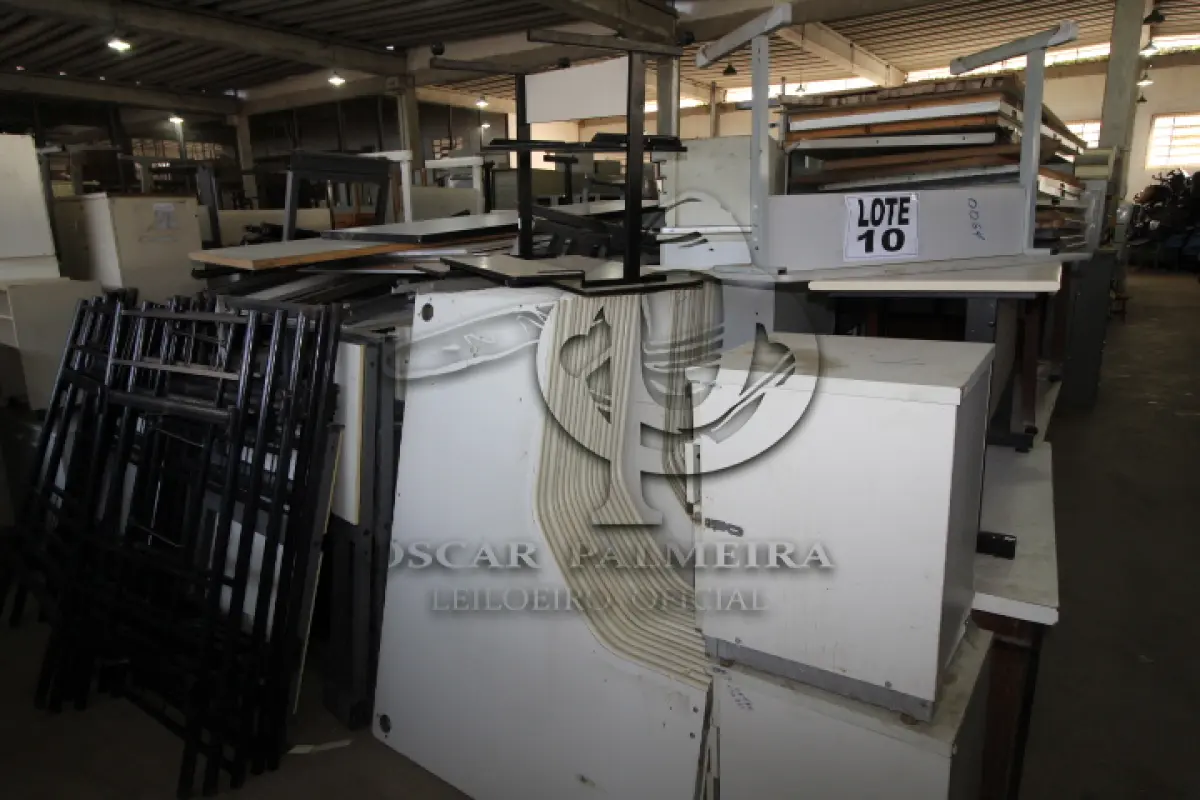 LOTE 010 - DIVERSOS MATERIAIS DE ESCRITÓRIO COMPOSTO DE: ARMÁRIOS EM MADEIRA, DIVISÓRIAS, GAVETEIROS EM MADEIRA, MESAS PARA ESCRITÓRIO, BELICHES EM AÇO, QUADROS BRANCO, MESAS PARA ESCRITÓRIO, MESAS PARA COMPUTADOR, PORTAS EM MADEIRA