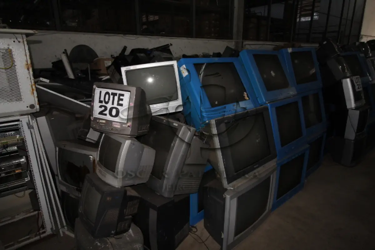 LOTE 020 - DIVERSOS MATERIAIS ELETRÔNICOS COMPOSTO DE: TELEVISORES, APARELHOS DE SOM, APARELHOS DE FAX, CALCULADORAS, APARELHOS DE DVD, ESTABILIZADORES, MONITORES EDUCACIONAIS, MÓDULOS CENÁRIOS, PEDESTAIS, TELAS DE PROJEÇÃO, MÁQUINAS DE ESCREVER, UNIDADE DE SINTONIA, RECEPTOR DE SINAIS VIA SATELITE