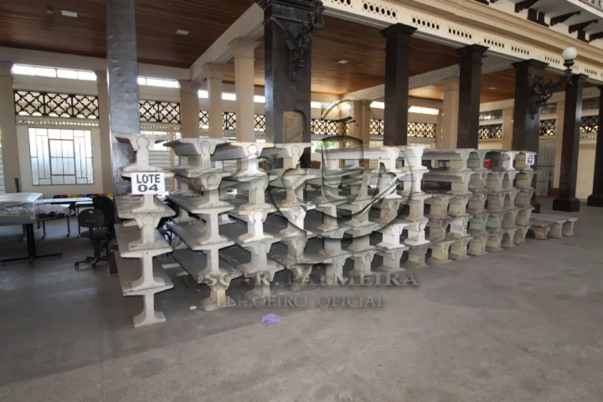 LOTE 004 - DIVERSOS MATERIAIS DE PRÉ-MOLDADOS COMPOSTO DE: BANCOS DE CIMENTO PRÉ-MOLDADOS