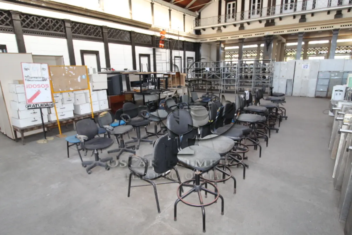 LOTE 002 - DIVERSOS MATERIAIS DE ESCRITÓRIO COMPOSTO DE: CATRACAS, MESAS PARA COMPUTADOR, CADEIRAS FIXAS E GIRATÓRIAS, REFRIGERADORES, FOGÕES, BOTIJÕES, BEBEDOUROS, PURIFICADORES DE ÁGUA, APARELHOS TELEFÔNICOS, RACK DE FERRO, QUADROS DE AVISO, MESAS PARA ESCRITÓRIO, ARMÁRIOS EM MADEIRA, GAVETEIROS EM MADEIRA, BANCOS EM MADEIRA, BAÚ EM MADEIRA, TELEVISOR, CAFETEIRAS, FORNOS DE MICROONDAS, PORTA PASTAS SUSPENSAS DE FERRO