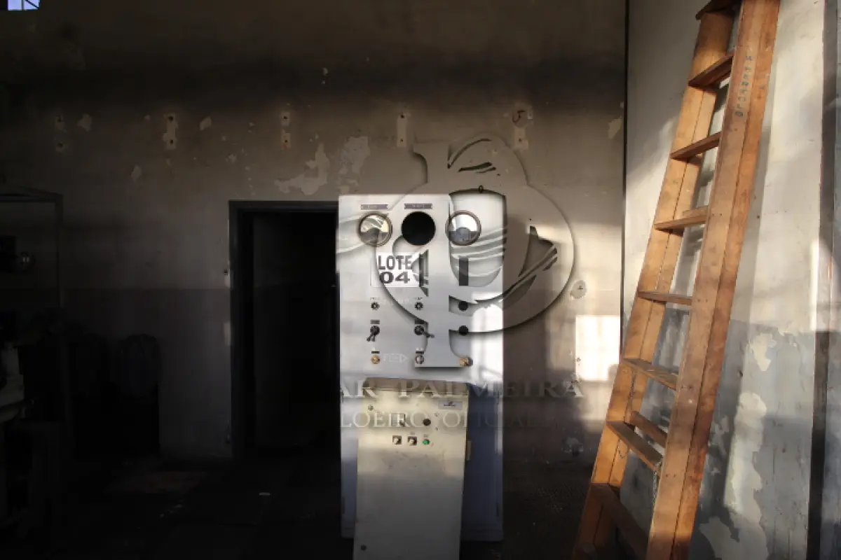 LOTE 004 - DIVERSOS MATERIAIS DE FERRO COMPOSTO DE:  TRANSFORMADORES, DISJUTORES, PAINEIS DE CONTROLE, ESTANTE RETIFICADORA, BOBINAS, FERROS DIVERSOS