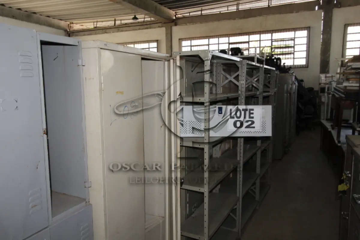 LOTE 002 - DIVERSOS MATERIAIS DE ESCRITÓRIO COMPOSTO DE: ESTANTES EM AÇO, ARMÁRIOS EM AÇO, ARMÁRIOS TIPO GUARDA ROUPAS EM AÇO