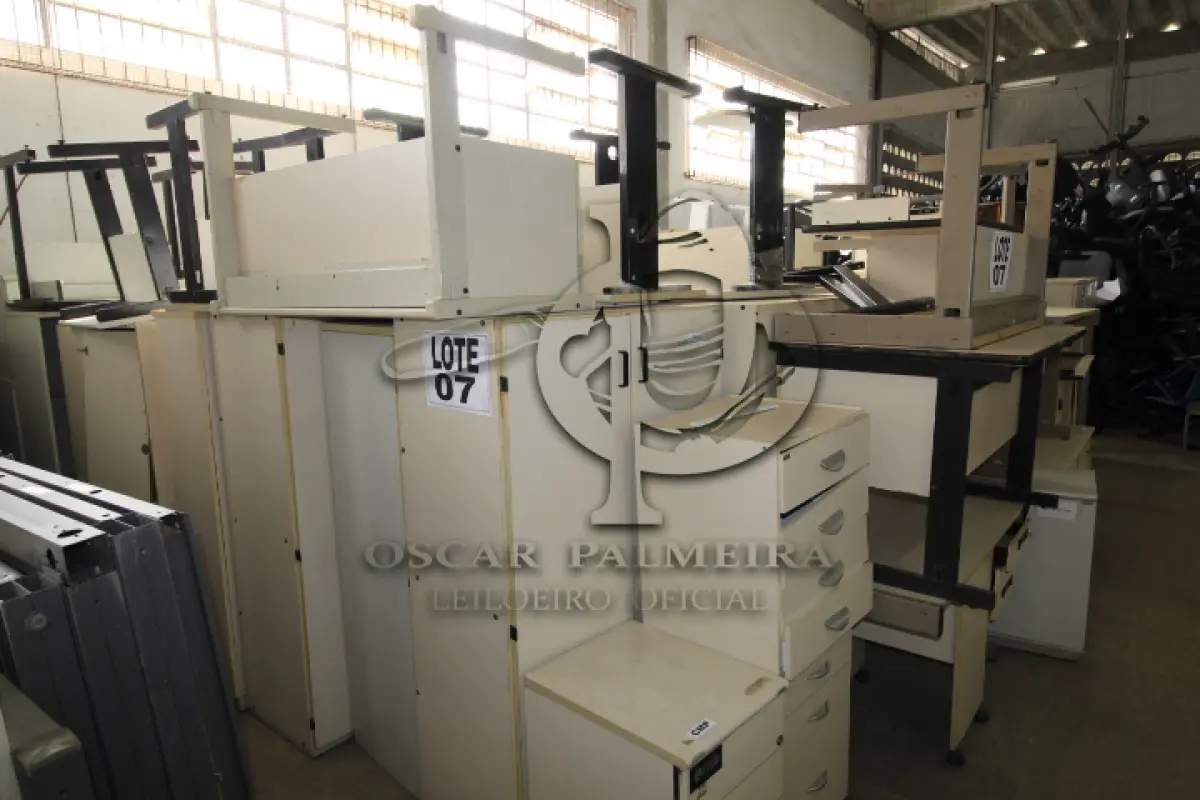 LOTE 007 - DIVERSOS MATERIAIS DE ESCRITÓRIO COMPOSTO DE: ARMÁRIOS EM MADEIRA, MESAS PARA ESCRITÓRIO, GAVETEIROS EM MADEIRA, MESAS PARA COMPUTADOR, QUADROS BRANCO