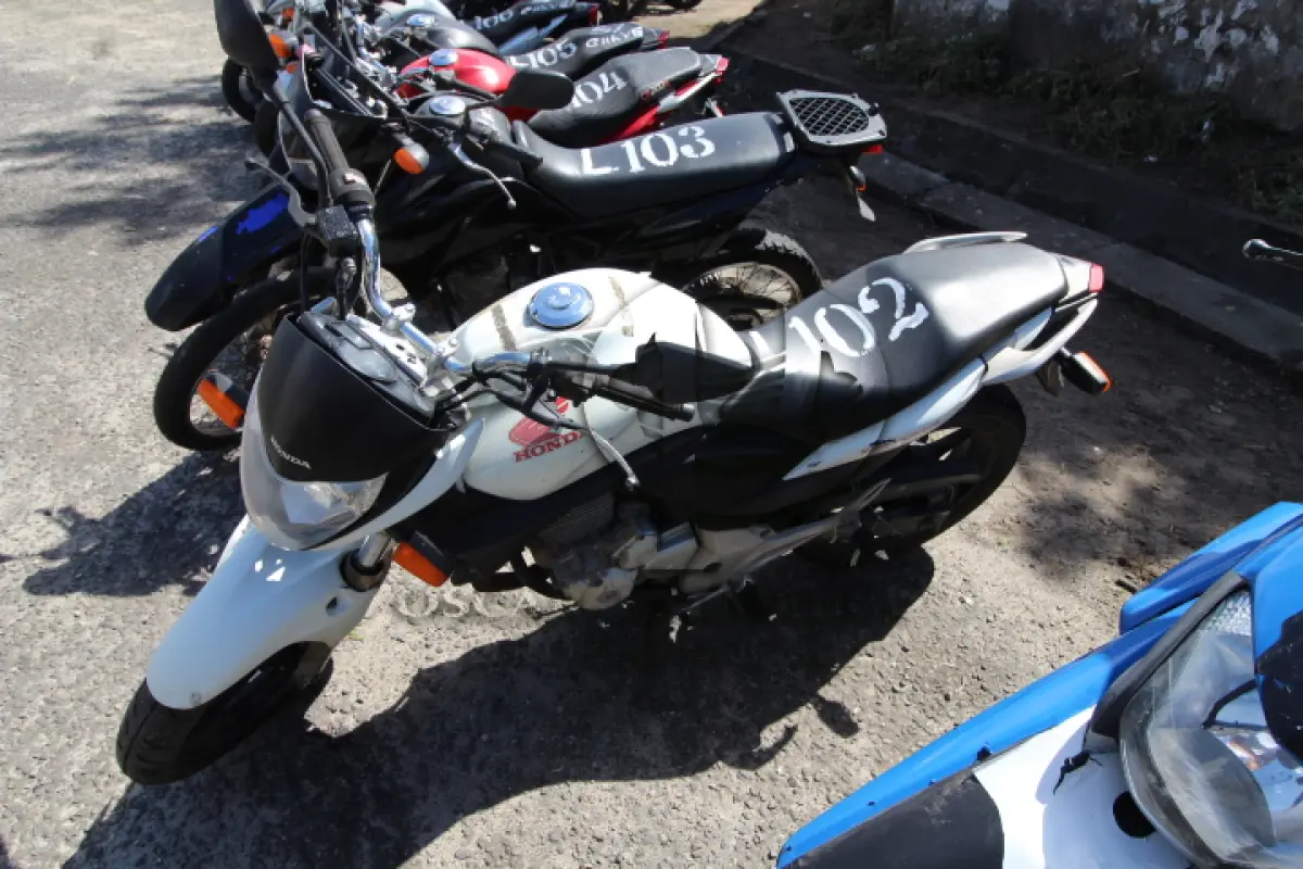 LOTE 102 - VEÍCULO; MARCA/MODELO: HONDA/CB 300R FAB/MOD: 2012/2012 PLACA: OLB0278 CHASSI: 9C2NC4310CR074090