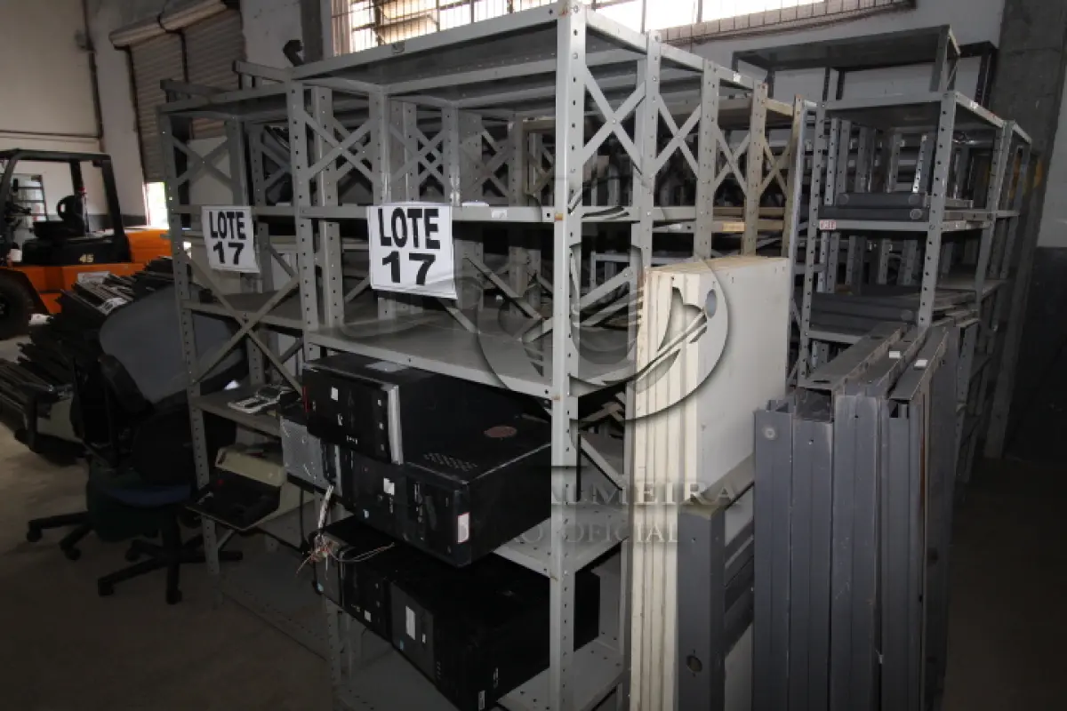 LOTE 017 - DIVERSOS MATERIAIS DE ESCRITÓRIO COMPOSTO DE: ESTANTES EM AÇO, ARQUIVOS EM AÇO, CADEIRAS, MESAS EM MADEIRA, TELEVISOR, CONEXÕES PARA MESA DE ESCRITÓRIO, ARMÁRIOS EM AÇO, CALCULADORAS, CPU'S, MÁQUINAS DE ESCREVER