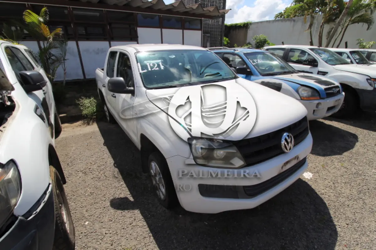 LOTE 121 - VEÍCULO; MARCA/MODELO: I/VW AMAROK CD 4X4 SE FAB/MOD: 2013/2014 PLACA: OZI4867 CHASSI: WV1DB42H8EA028416