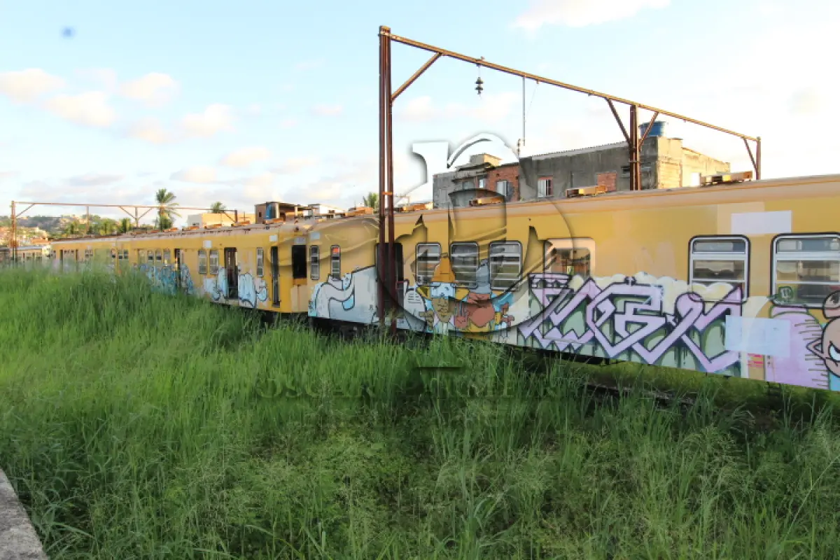 LOTE 003 - DIVERSOS MATERIAIS DE FERRO COMPOSTO DE:  03 VAGÕES DE TREM PARA PASSAGEIROS