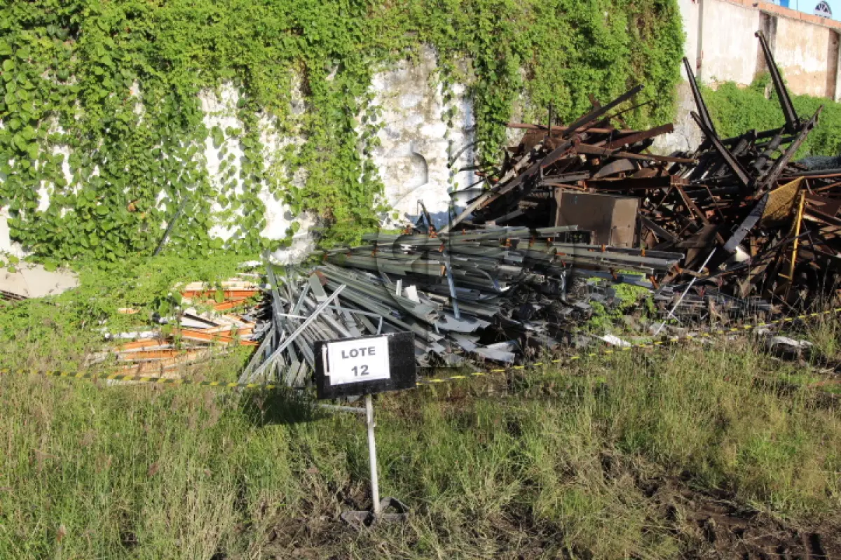 LOTE 012 - DIVERSOS MATERIAIS DE FERRO COMPOSTO DE:  SUCATA DE FERRO, MADEIRA, ALUMINIO, CONDICIONADORES DE AR, FERRO, PVC, INOX, GRADES EM FERRO 