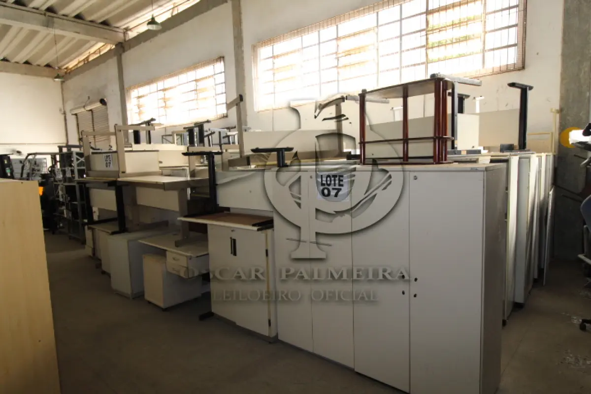 LOTE 007 - DIVERSOS MATERIAIS DE ESCRITÓRIO COMPOSTO DE: ARMÁRIOS EM MADEIRA, MESAS PARA ESCRITÓRIO, GAVETEIROS EM MADEIRA, MESAS PARA COMPUTADOR, QUADROS BRANCO