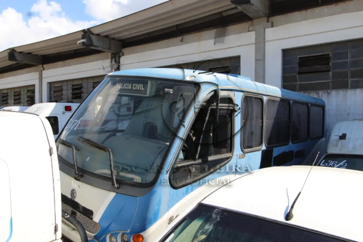 LOTE 037 - SUCATA DE VEÍCULOS:    COMIL BELLO O, CHASSI 9BWCD52R55R502246 (MOTOR SEM CONDIÇÃO DE UTILIZAÇÃO)    COURIER RONTAN, CHASSI  9BFZC52P1BB898126