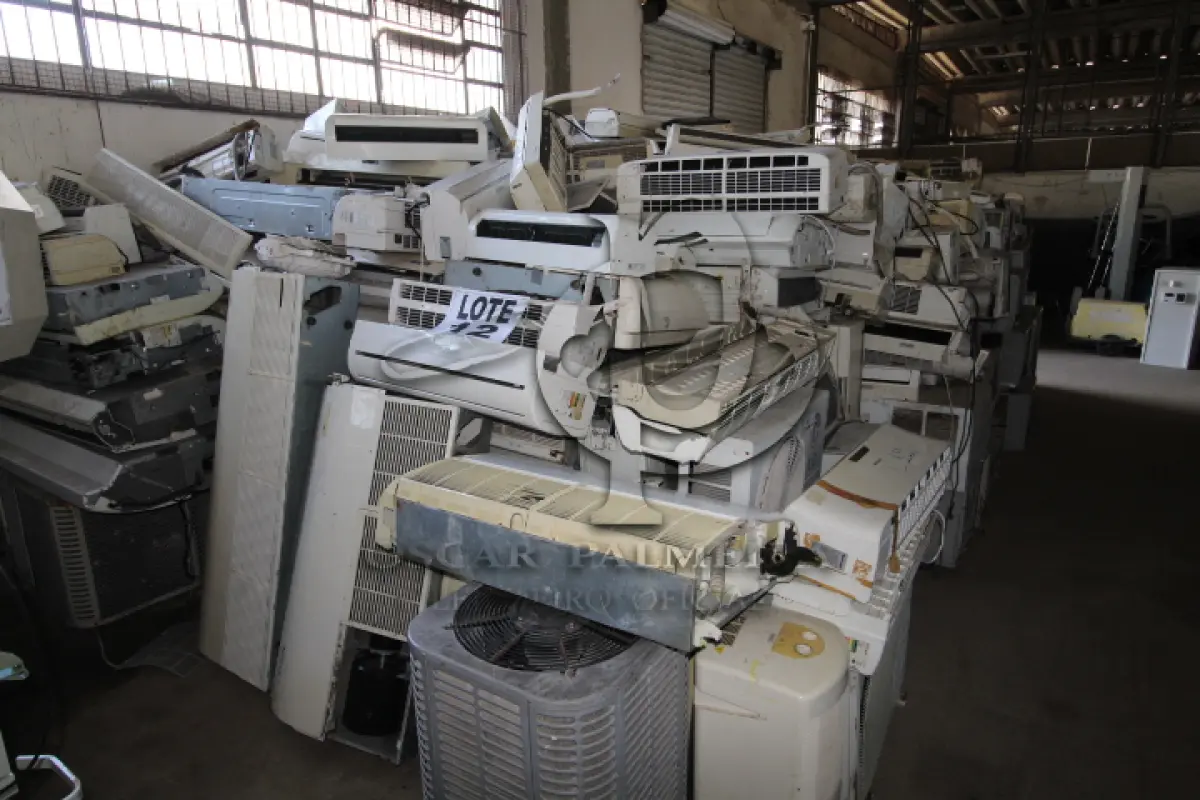LOTE 012 - DIVERSOS MATERIAIS DE ESCRITÓRIO COMPOSTO DE: CONDICIONADORES DE AR, CONDENSADORAS, CLIMATIZADORES, EVAPORADORAS