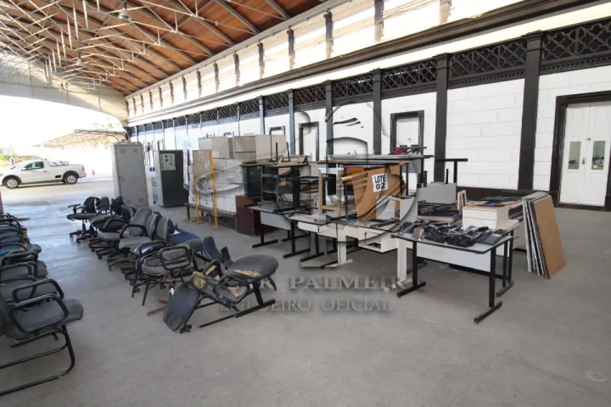 LOTE 002 - DIVERSOS MATERIAIS DE ESCRITÓRIO COMPOSTO DE: CATRACAS, MESAS PARA COMPUTADOR, CADEIRAS FIXAS E GIRATÓRIAS, REFRIGERADORES, FOGÕES, BOTIJÕES, BEBEDOUROS, PURIFICADORES DE ÁGUA, APARELHOS TELEFÔNICOS, RACK DE FERRO, QUADROS DE AVISO, MESAS PARA ESCRITÓRIO, ARMÁRIOS EM MADEIRA, GAVETEIROS EM MADEIRA, BANCOS EM MADEIRA, BAÚ EM MADEIRA, TELEVISOR, CAFETEIRAS, FORNOS DE MICROONDAS, PORTA PASTAS SUSPENSAS DE FERRO