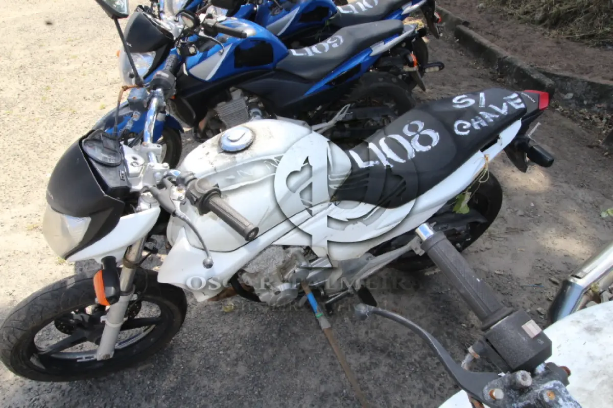 LOTE 108 - VEÍCULO; MARCA/MODELO: HONDA/CB 300R FAB/MOD: 2012/2012 PLACA: OLC8170 CHASSI: 9C2NC4310CR070467