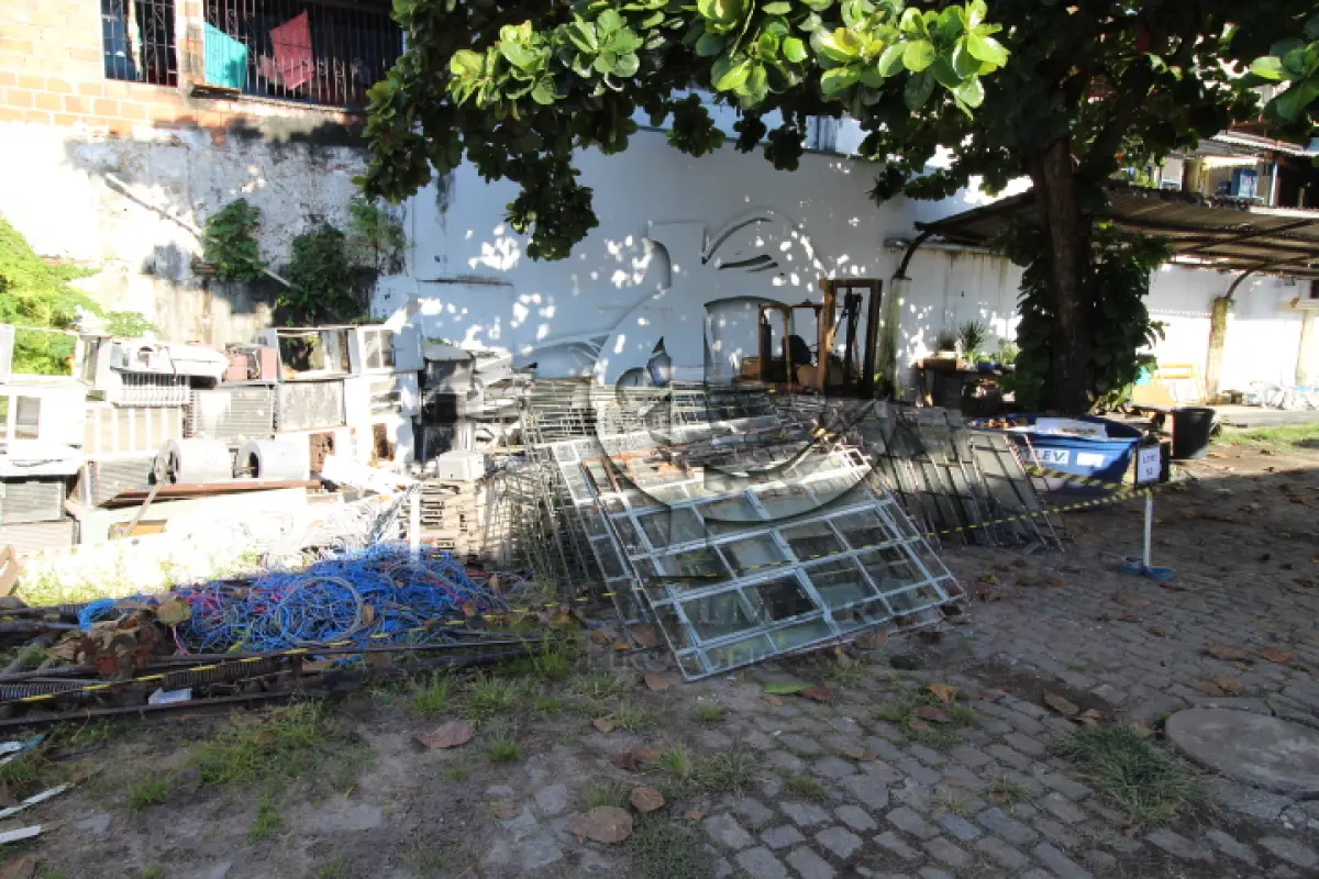 LOTE 012 - DIVERSOS MATERIAIS DE FERRO COMPOSTO DE:  SUCATA DE FERRO, MADEIRA, ALUMINIO, CONDICIONADORES DE AR, FERRO, PVC, INOX, GRADES EM FERRO 