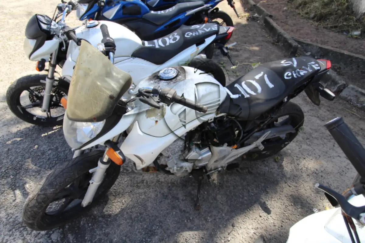 LOTE 107 - VEÍCULO; MARCA/MODELO: HONDA/CB 300R FAB/MOD: 2012/2012 PLACA: OLB5262 CHASSI: 9C2NC4310CR070441