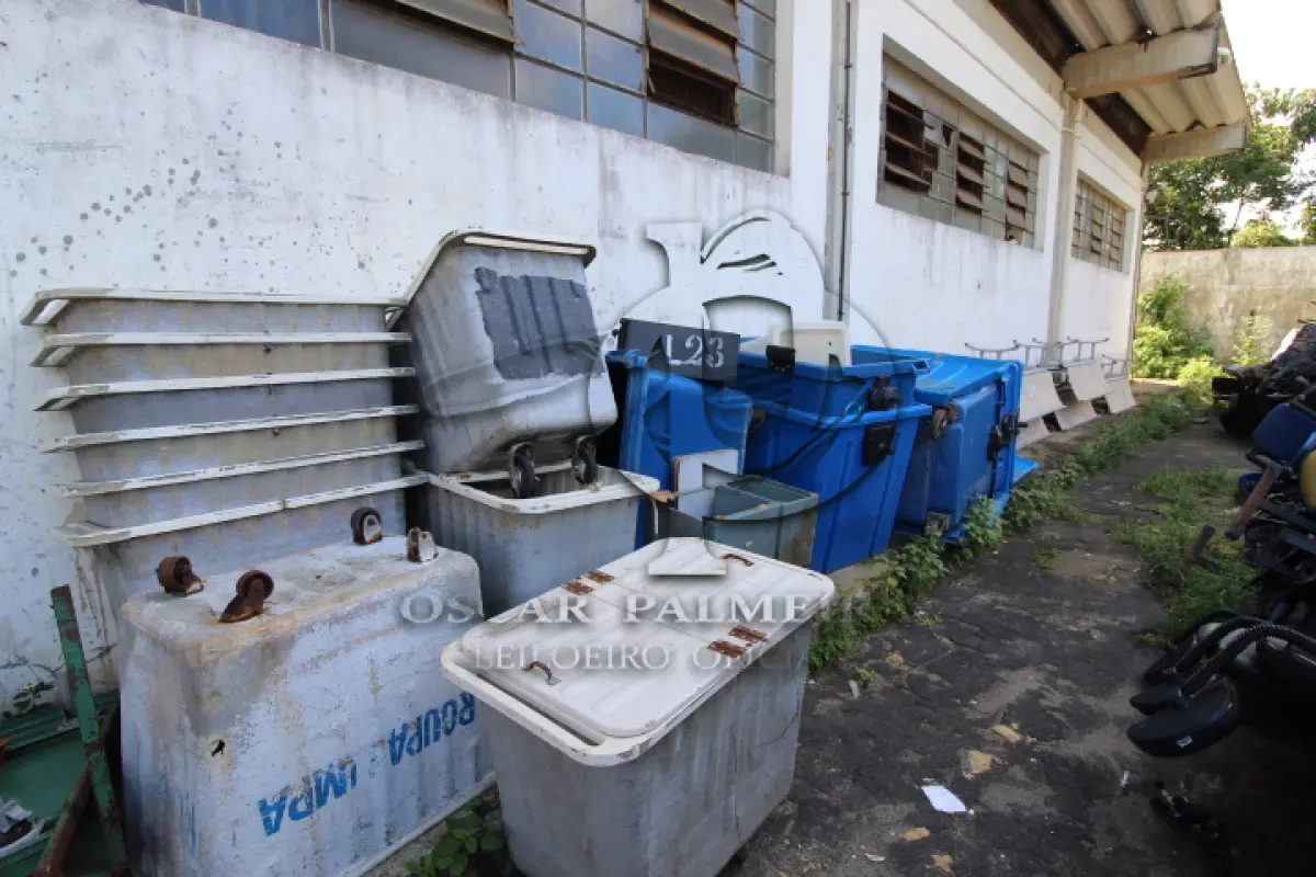 LOTE 023 - DIVERSOS MATERIAIS DE USO DIVERSOS COMPOSTO DE: RACK EM METAL, COFRES, PIAS INOX, BATEDEIRA DE BOLO TIPO INDUSTRIAL, MESA PARA DESENHO, CARRO PARA TRANSPORTE DE MATERIAL, CONTAINERES PLÁSTICOS, CAPELA PARA EXAUSTÃO DE GASES, AQUÁRIO, BATERIAS PARA NO BREAK, PRANCHAS, BARCO, CARRO PARA COLETA DE ROUPA, ARMAÇÃO EM FERRO PARA TOLDO