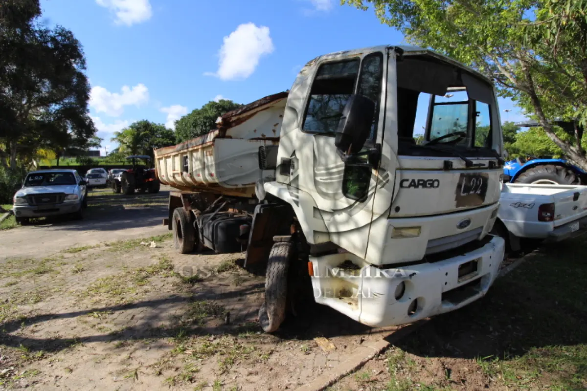 LOTE 022 - VEÍCULO: MARCA/MODELO: FORD/CARGO 1517 E; FAB/MOD: 2010/2010; PLACA: NYQ5079; CHASSI: 9BFXCE5U2ABB58711
