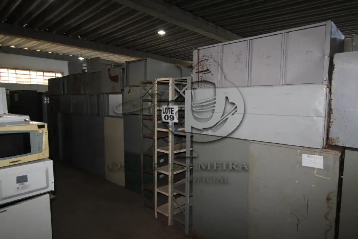 LOTE 009 - DIVERSOS MATERIAIS DE ESCRITÓRIO COMPOSTO DE: ARQUIVOS EM AÇO, ESTANTES EM AÇO