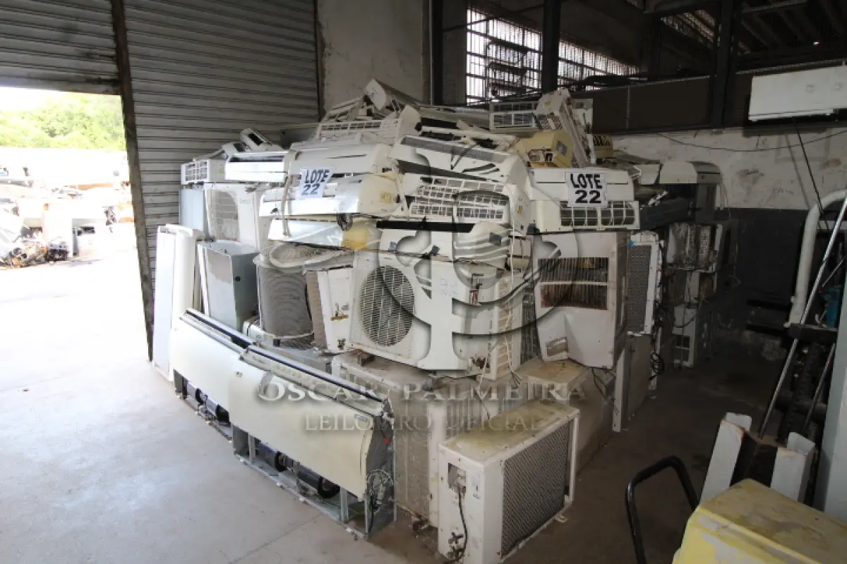 LOTE 022 - DIVERSOS MATERIAIS DE ESCRITÓRIO COMPOSTO DE: CONDENSADORAS, EVAPORADORAS, CONDICIONADORES DE AR