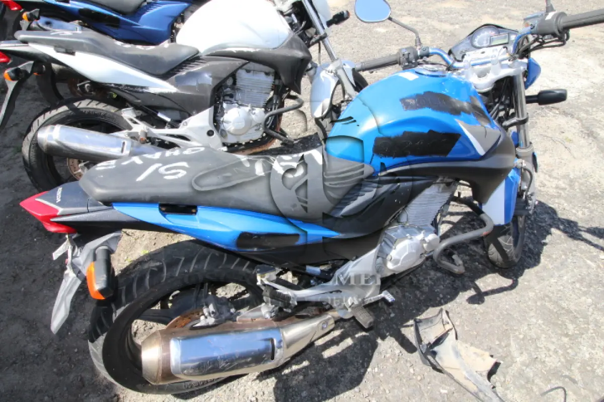 LOTE 094 - VEÍCULO; MARCA/MODELO: HONDA/CB 300R FAB/MOD: 2012/2012 PLACA: OLC1128 CHASSI: 9C2NC4310CR074167