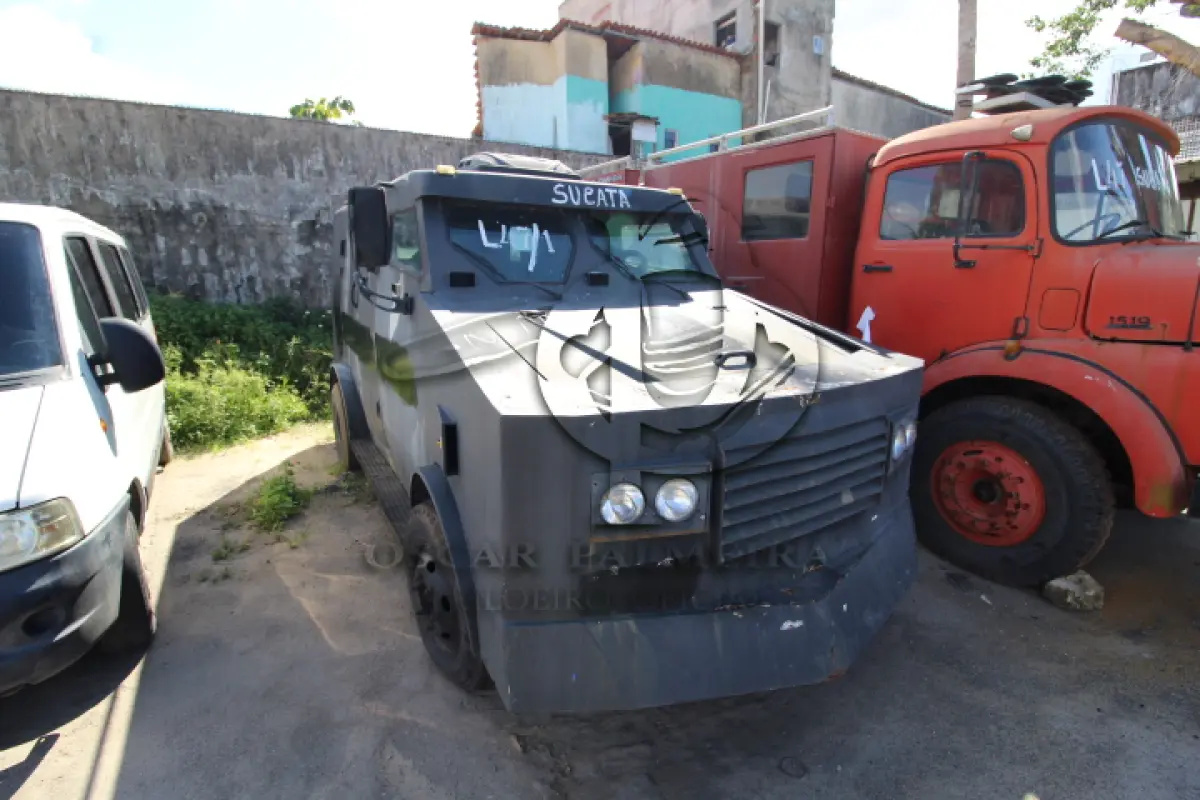 LOTE 047 - SUCATA DE VEÍCULOS:    CARROCERIA DE CAMINHÃO 1519, CHASSI 34501312364353 (SEM CERTIDÃO) (MOTOR 34591510030810)    CAMINHÃO 709, CHASSI 9BM688101LB868675 (MOTOR SEM CONDIÇÃO DE UTILIZAÇÃO)