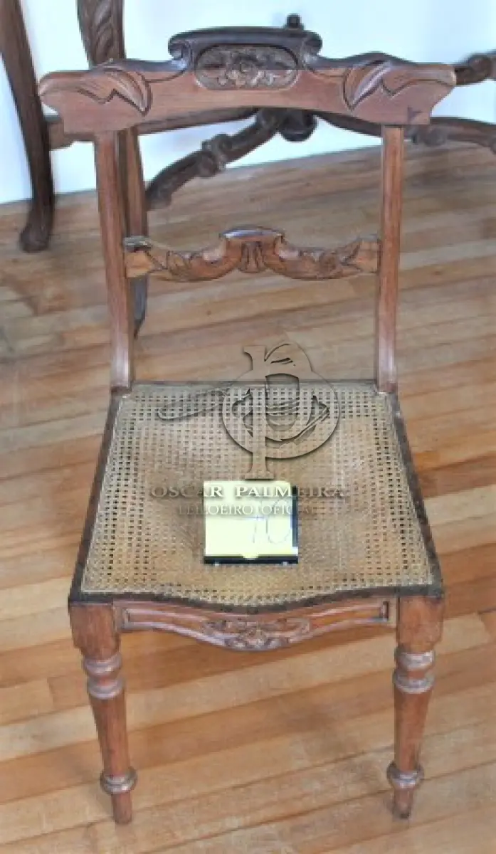 LOTE 070 - CADEIRA