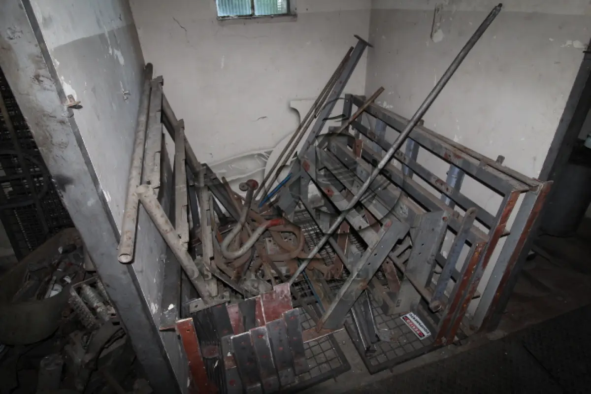 LOTE 004 - DIVERSOS MATERIAIS DE FERRO COMPOSTO DE:  TRANSFORMADORES, DISJUTORES, PAINEIS DE CONTROLE, ESTANTE RETIFICADORA, BOBINAS, FERROS DIVERSOS