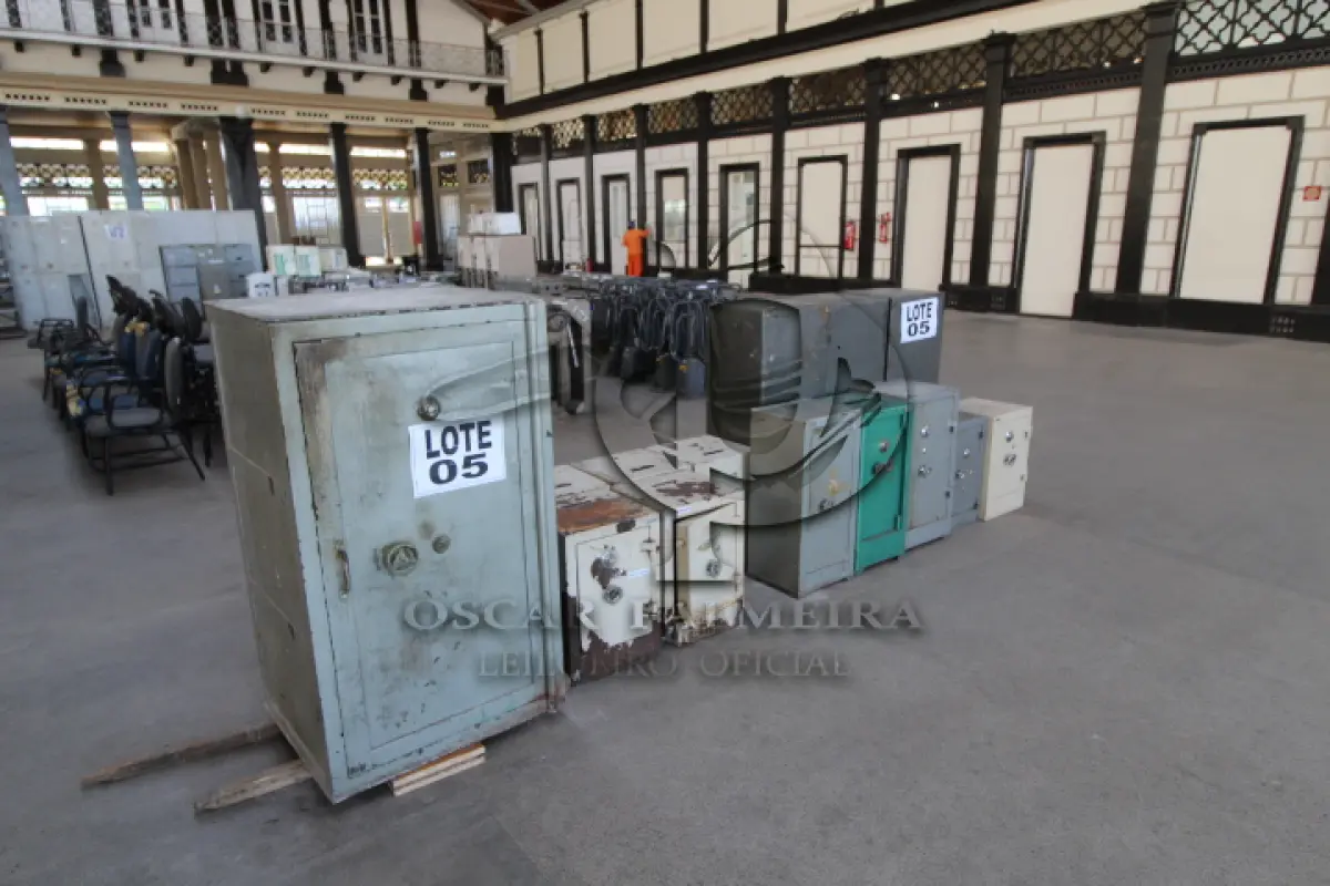 LOTE 005 - DIVERSOS MATERIAIS DE ESCRITÓRIO COMPOSTO DE: COFRES EM AÇO