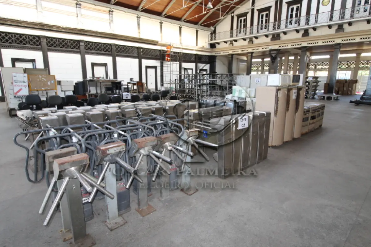 LOTE 002 - DIVERSOS MATERIAIS DE ESCRITÓRIO COMPOSTO DE: CATRACAS, MESAS PARA COMPUTADOR, CADEIRAS FIXAS E GIRATÓRIAS, REFRIGERADORES, FOGÕES, BOTIJÕES, BEBEDOUROS, PURIFICADORES DE ÁGUA, APARELHOS TELEFÔNICOS, RACK DE FERRO, QUADROS DE AVISO, MESAS PARA ESCRITÓRIO, ARMÁRIOS EM MADEIRA, GAVETEIROS EM MADEIRA, BANCOS EM MADEIRA, BAÚ EM MADEIRA, TELEVISOR, CAFETEIRAS, FORNOS DE MICROONDAS, PORTA PASTAS SUSPENSAS DE FERRO