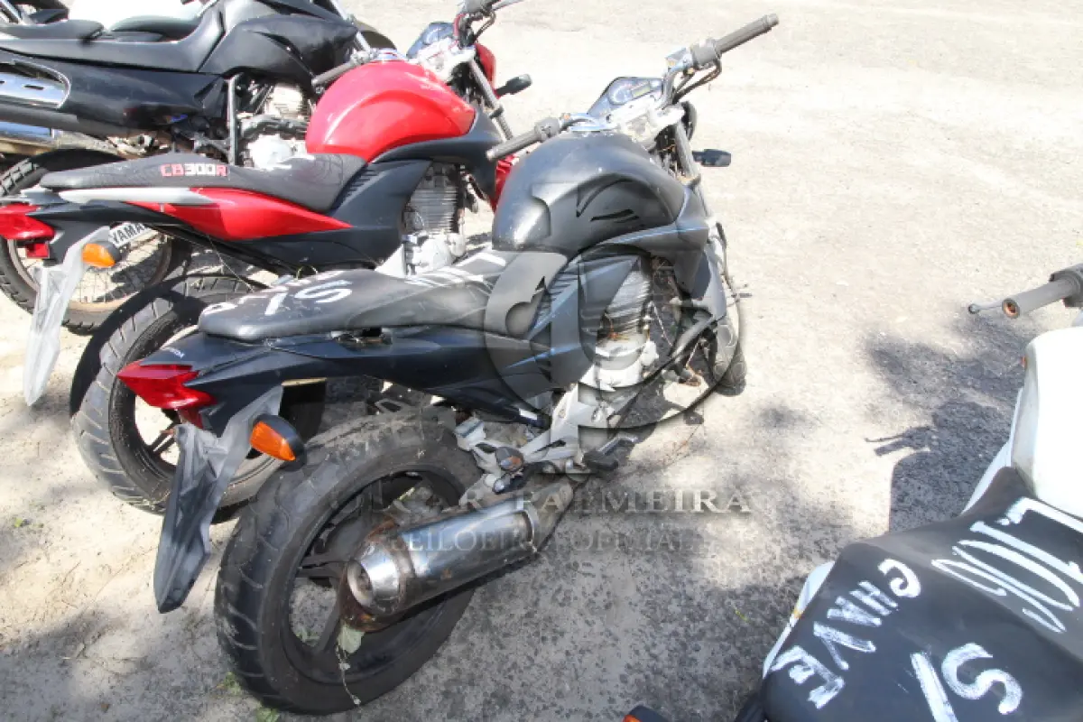 LOTE 105 - VEÍCULO; MARCA/MODELO: HONDA/CB 300R FAB/MOD: 2012/2012 PLACA: OLC9843 CHASSI: 9C2NC4310CR070470