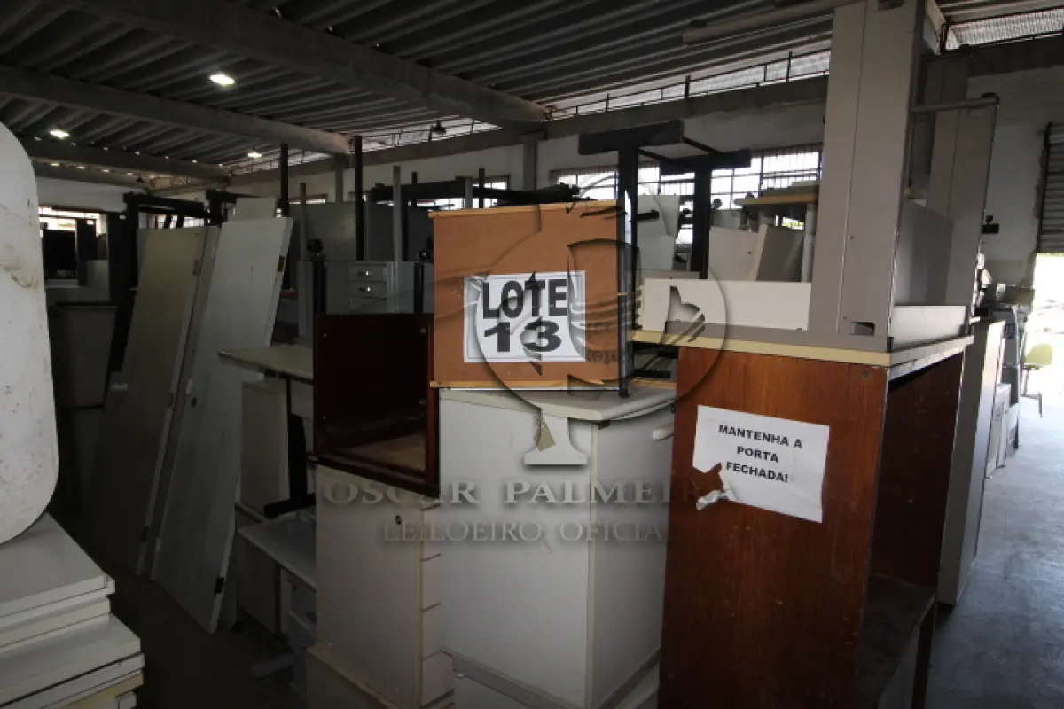 LOTE 013 - DIVERSOS MATERIAIS DE ESCRITÓRIO COMPOSTO DE: ARMÁRIOS EM MADEIRA, MESAS PARA COMPUTADOR, GAVETEIROS EM MADEIRA, MESAS EM AÇO, MESAS DE PING PONG, LOUSA ELETRÔNICA