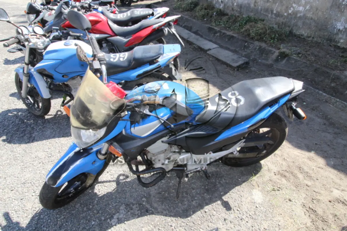 LOTE 098 - VEÍCULO; MARCA/MODELO: HONDA/CB 300R FAB/MOD: 2012/2012 PLACA: OLB1905 CHASSI: 9C2NC4310CR074301