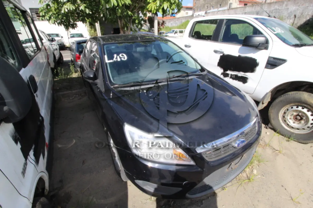 LOTE 049 - VEÍCULO; MARCA/MODELO: I/FORD FOCUS 2.0L FC FAB/MOD: 2009/2009 PLACA: JSX8613 CHASSI: 8AFFZZFFC9J295920