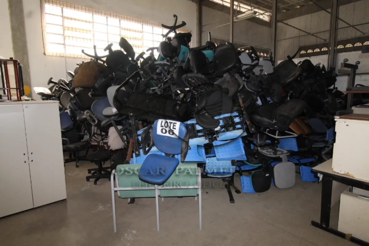 LOTE 006 - DIVERSOS MATERIAIS ESCRITÓRIO COMPOSTO DE: LONGARINAS, CADEIRAS FIXAS, CADEIRAS GIRATÓRIAS, POLTRONAS, CADEIRAS PLÁSTICAS, SOFÁ