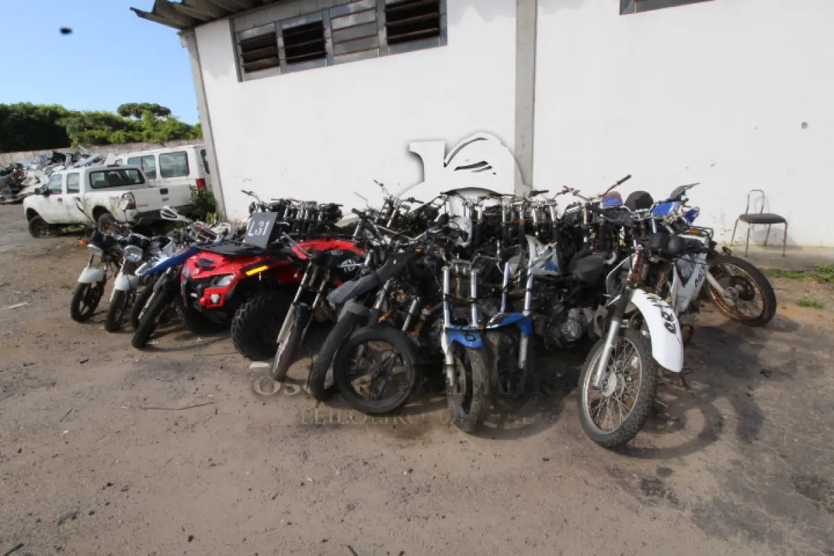 LOTE 031 - SUCATAS DE VEÍCULOS:    CB 300R, CHASSI 9C2NC4310CR070370, 9C2NC4310CR070437, 9C2NC4310CR070420, 9C2NC4310CR070463, 9C2NC4310CR070433, 9C2NC4310CR070670, 9C2NC4310CR070429    LANDER XTZ250, CHASSI 9C6KG021090039848, 9C6KG021090040624, 9C6KG021090041028, 9C6KG0210B0046442, 9C6KG0210B0046368, 9C6KG021090039075, 9C6KG0210B0046426, 9C6KG0210B0046375, 9C6KG021090040169, 9C6KG021090040179, 9C6KG0210C0051589, 9C6KG0210B0046340    XL 700V TRAN, CHASSI 9C2RD1410DR200172, 9C2RD1410DR200131    XRE 300, CHASSI 9C2ND0910AR018989, 9C2ND1120GR025079    CARROCERIA DE QUADRICICLO, CHASSI 3JBEGHM1XEJ001331 (SEM CERTIDÃO)    CG 125 FAN K, CHASSI 9C2JC4110BR431363    SUZUKI EN125 YES, CHASSI 9CDNF41LJ8M111141    JH125 L, CHASSI 951BJKJG39B000044    SUZUKI EN125 YES, CHASSI 9CDNF41LJ8M109020