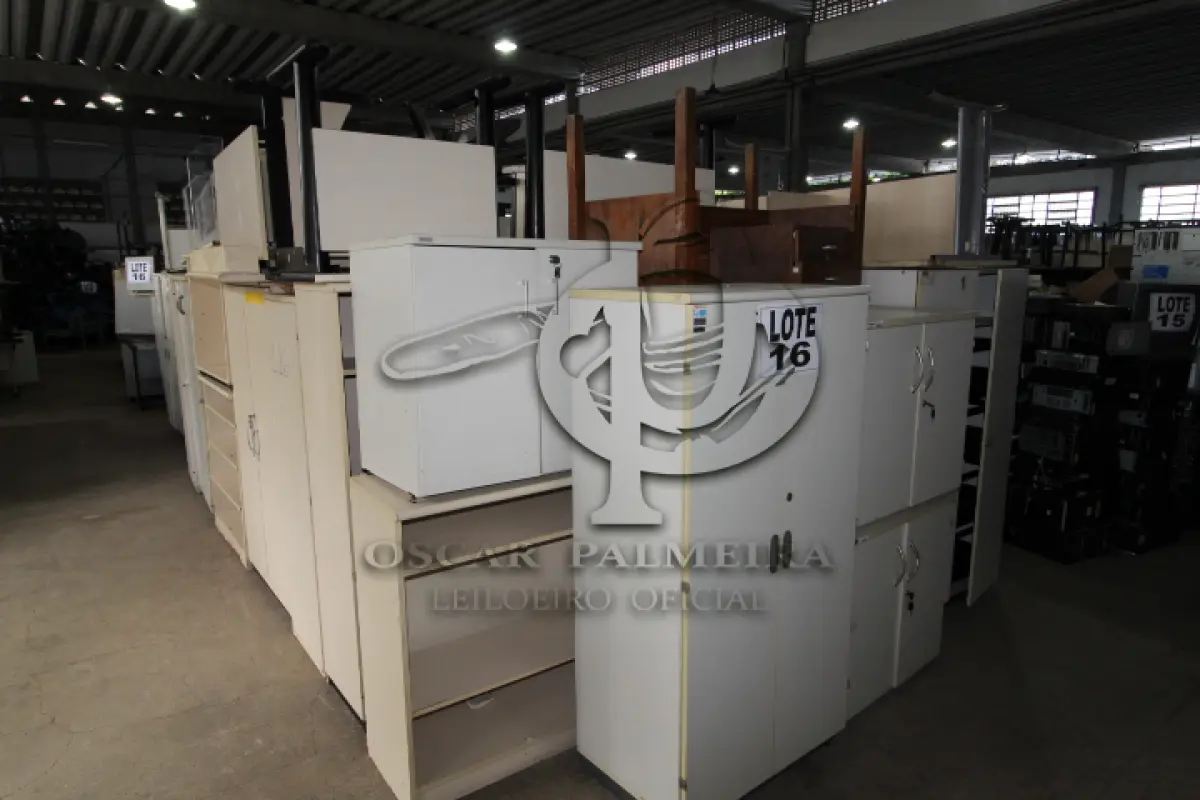 LOTE 016 - DIVERSOS MATERIAIS DE ESCRITÓRIO COMPOSTO DE: ARMÁRIOS EM MADEIRA, MESAS PARA ESCRITÓRIO, MESAS PARA COMPUTADOR, MESAS REDONDAS, BELICHES EM MADEIRA, BELICHES EM AÇO, GAVETEIROS EM MADEIRA, QUADROS BRANCO